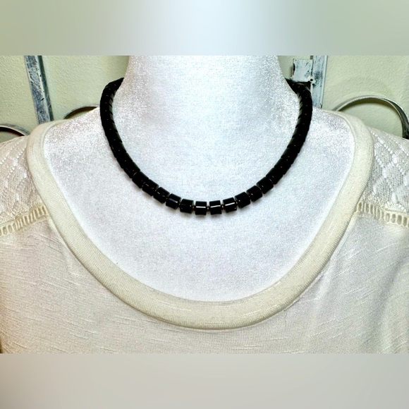 Vintage Signed Napier Black Lucite & Gold-tone Seed Bead Neckl - Picture 3 of 10